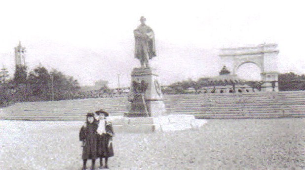 webassets/Lincoln Statue in the Plaza.jpg
